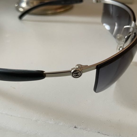 Chanel vintage grey sunglasses with case and cloth (cloth is in new condition) - Picture 5 of 11